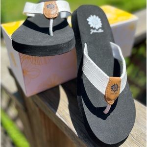 New Yellow Box ~ 8 Sandals White Flip Flops